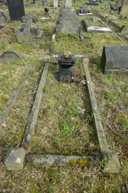 The vase and stand within the kerbed grave space