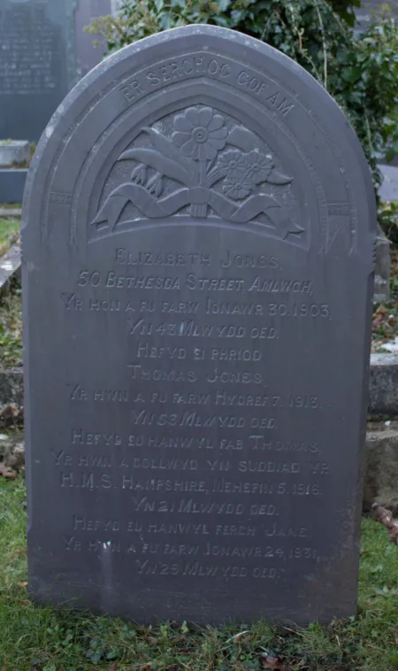 Gravestone which includes the inscription for Thomas Jones, who died on the 5th June 1916, aged 21, when the H.M.S. Hampshire sank. The inscription is in Welsh.