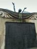 Bronze plaque, bearing WW1 inscription and names.