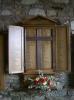 Wall-mounted wooden triptych, the doors of which are open, showing the inscription.